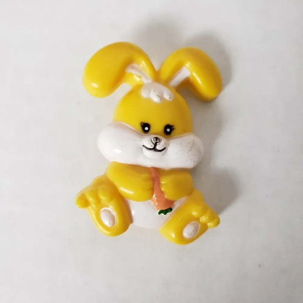 Kitschy Vintage Yellow Bunny & Carrot Pinback Perfect Easter Pop